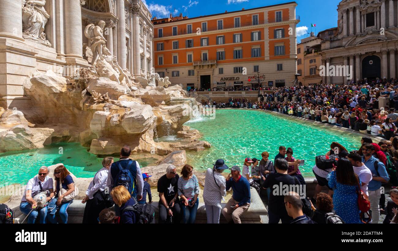 Roma - 27 aprile 2019: La famosa Fontana di Trevi o Fontana di Trevi a Piazza Trevi, Roma. Costruito nel 1762, su progetto di Nicola Salvi Foto Stock