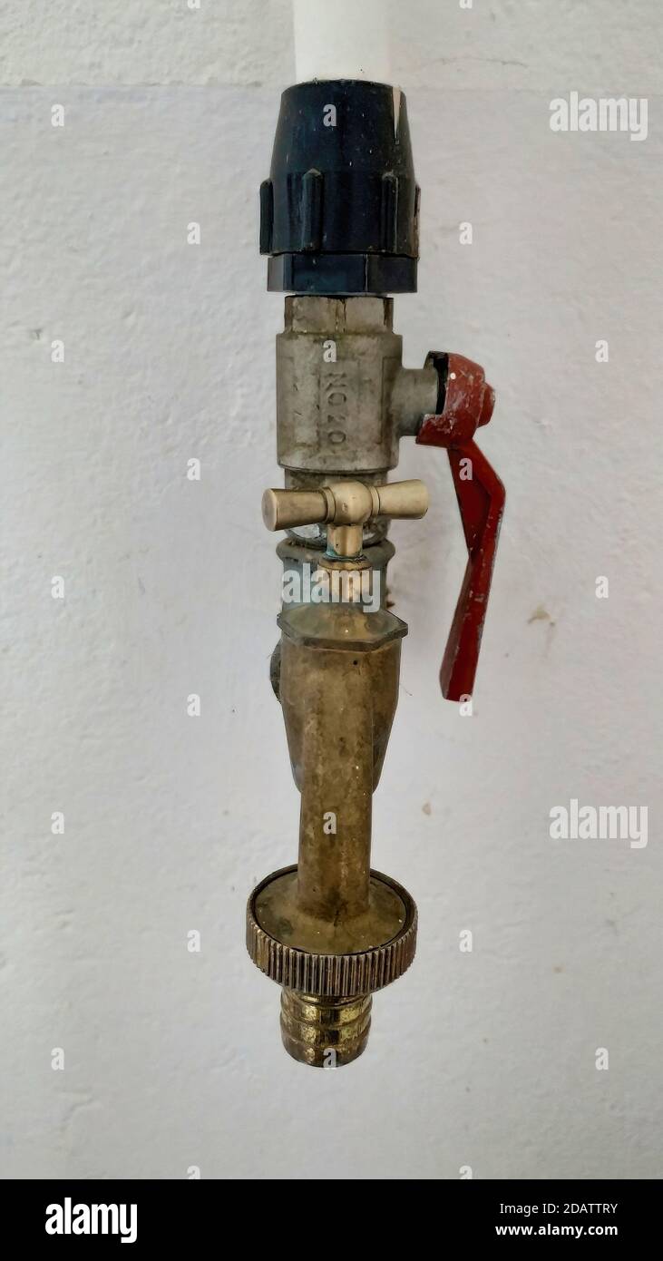 Immagine di chiusura verticale di una valvola di chiusura sulla parete bianca sfondo Foto Stock