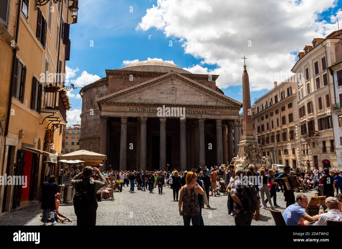 Molti turisti nella piazza di fronte alla storica Pantheon a Roma Foto Stock