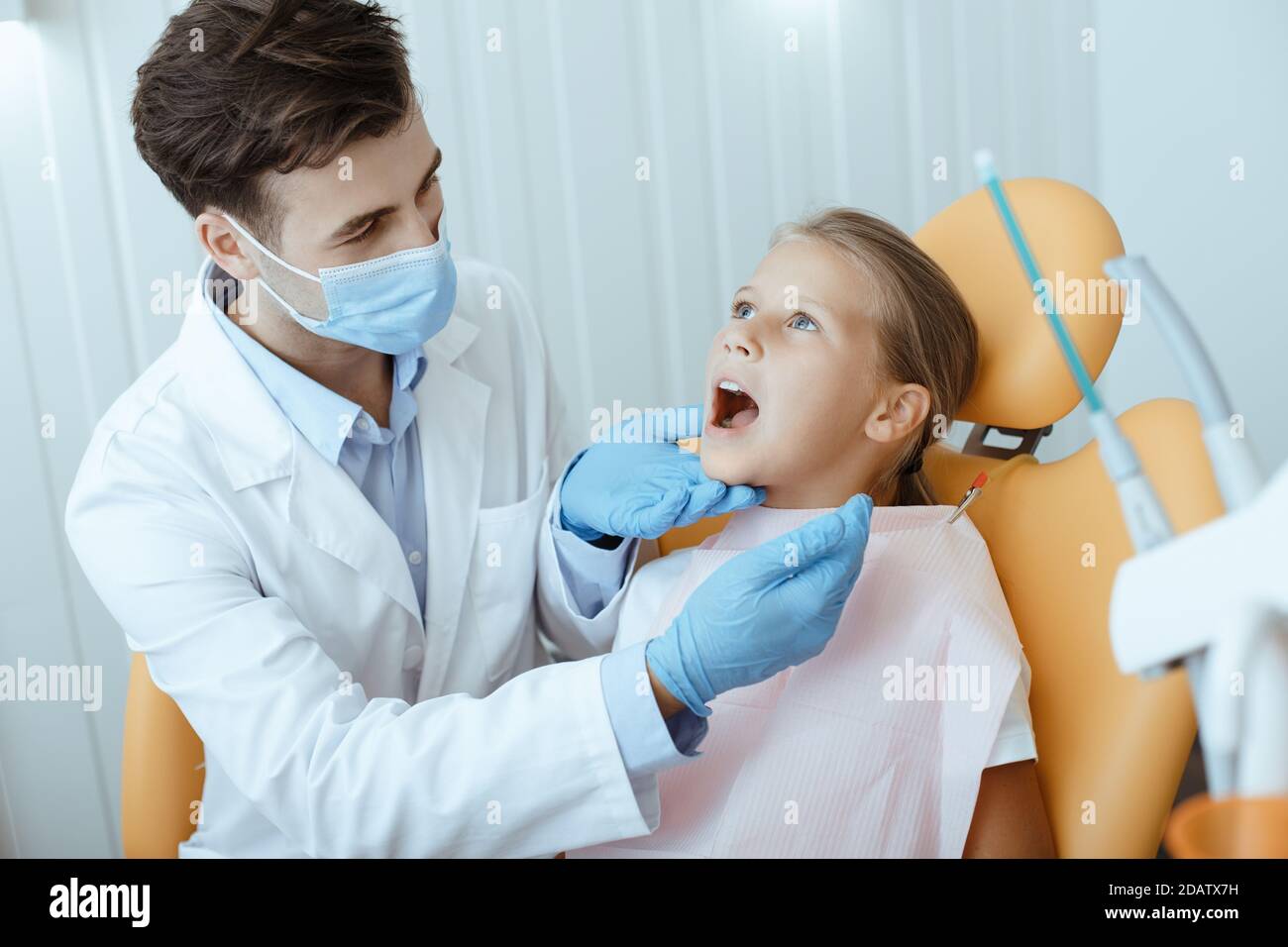 Cura dentale, controlli di routine e odontoiatria pediatrica Foto Stock