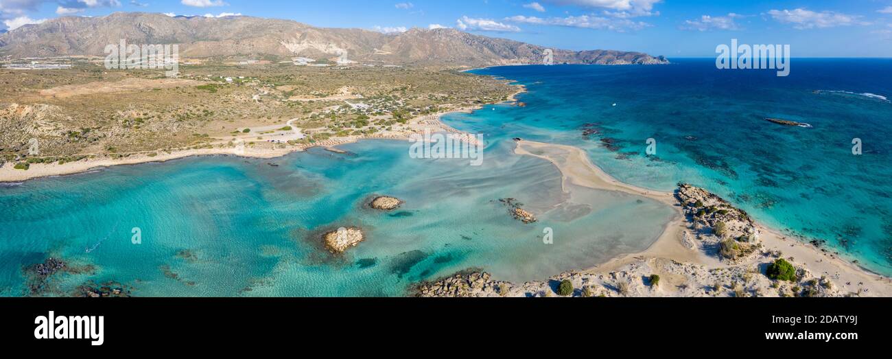 Vista panoramica aerea della spiaggia di Elafonisi, una delle destinazioni turistiche più popolari nel sud-ovest di Creta, Grecia Foto Stock