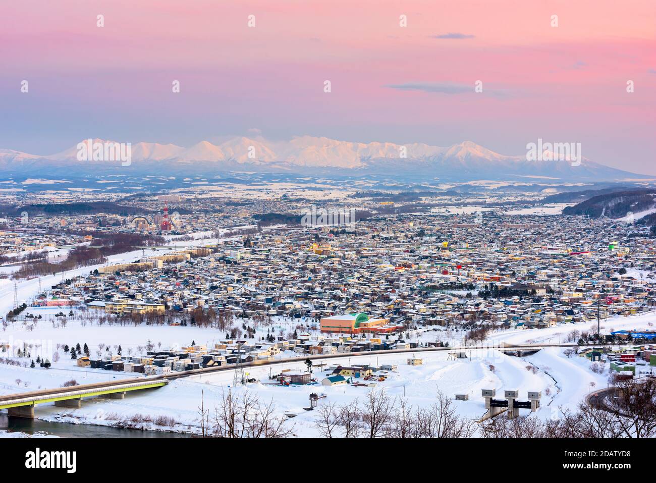 Asahikawa, Giappone twilight inverno cityscape di Hokkaido. Foto Stock
