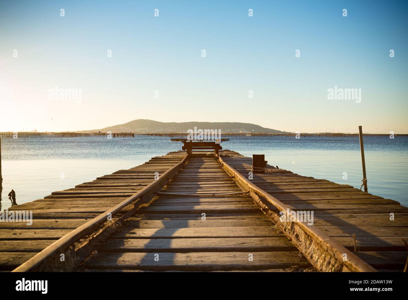 Pontile dei pescatori sulla laguna di Thau con sudorazione su Sete al mattino Foto Stock