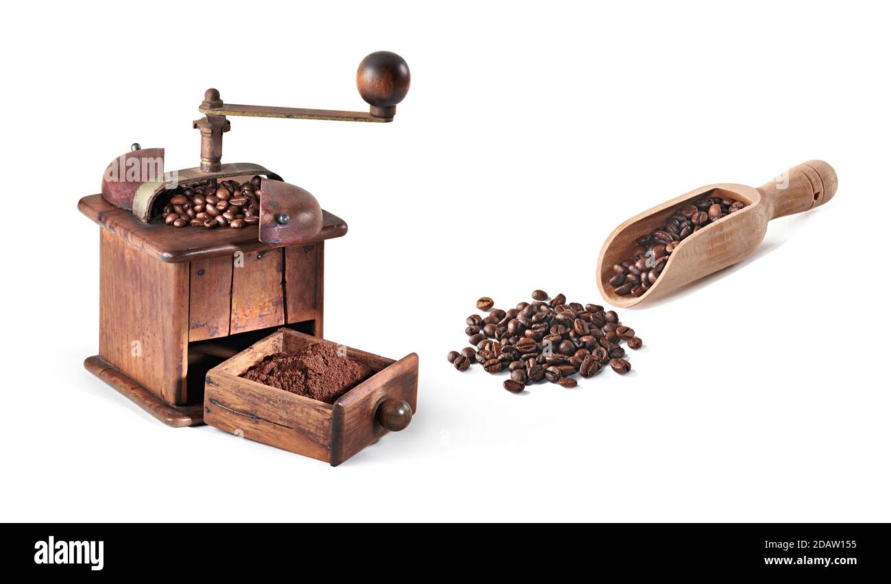 Chicchi di caffè con macinacaffè in legno e cucchiaio in legno, su sfondo bianco, con ombre. Foto Stock