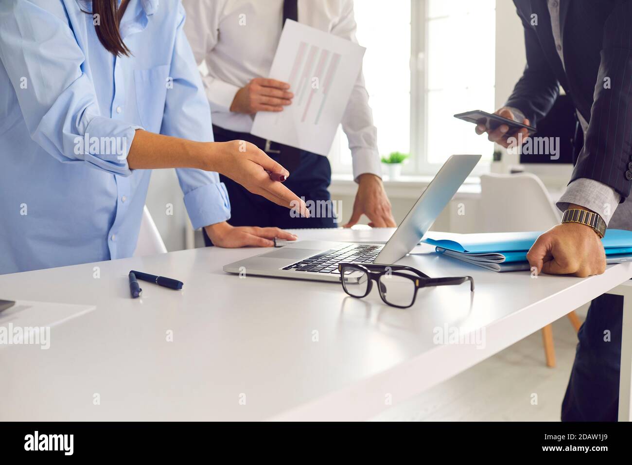 Persone aziendali che lavorano insieme al progetto, discutono dei problemi relativi al flusso di lavoro e utilizzano il notebook Foto Stock