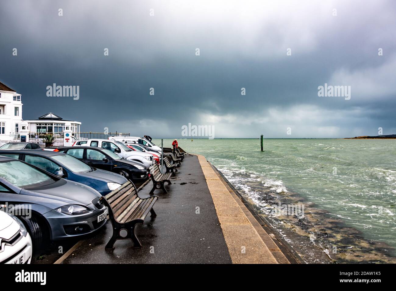 Poole, Regno Unito. Domenica 15 novembre 2020. Il tempo tempestoso chiude temporaneamente il Sandbanks Chain Ferry che collega Poole all'Isola di Purbeck. Le auto sono battite dal punto di attraversamento del traghetto. Credit: Thomas Faull/Alamy Live News Foto Stock