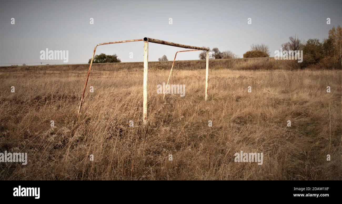 Effetto pandemico Covid.campo di calcio sopravsviluppato e abbandonato. È questa un'indicazione del futuro per le radici di erba e di basso campionato gioco post covid? Foto Stock