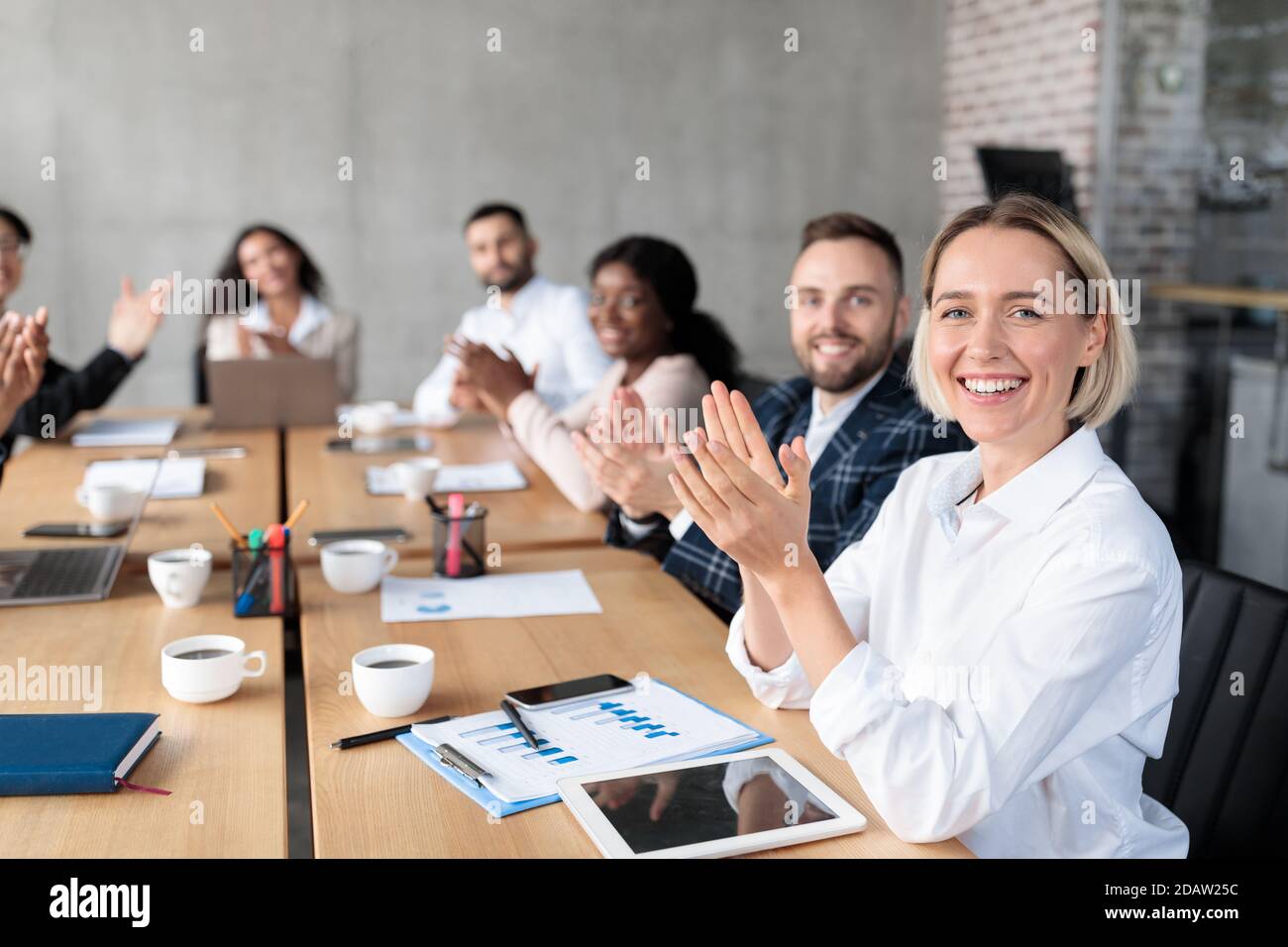 Successo Business People applauding celebrare il successo in ufficio moderno Foto Stock