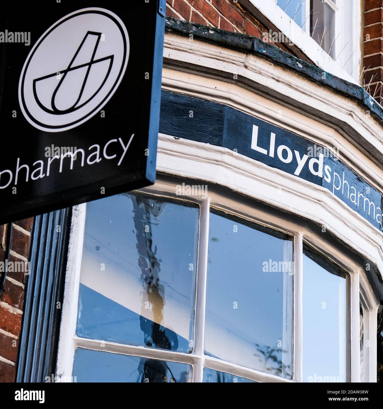 Londra UK, Novembre 15 2020, Lloyds Pharmacy Chemists Shop Front Logo e Registrati primo piano con No People Foto Stock