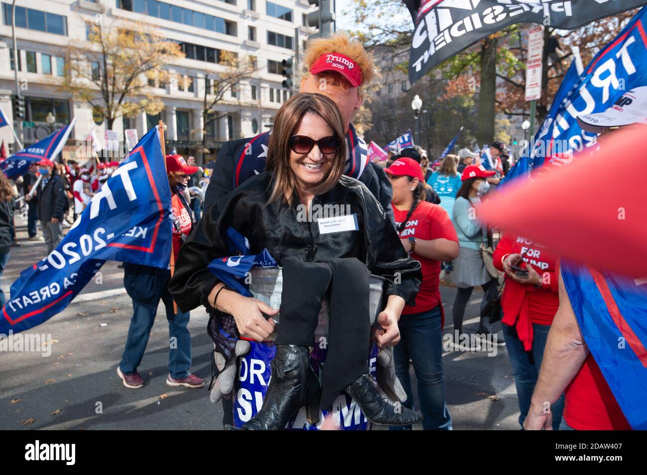 Washington DC, Stati Uniti. 14 novembre 2020. I sostenitori del presidente Trump si vestirono come nancy Pelosi a Washington DC alla Million Maga marzo del 14 novembre 2020. Credit: Albert Halim/Alamy Live News Foto Stock