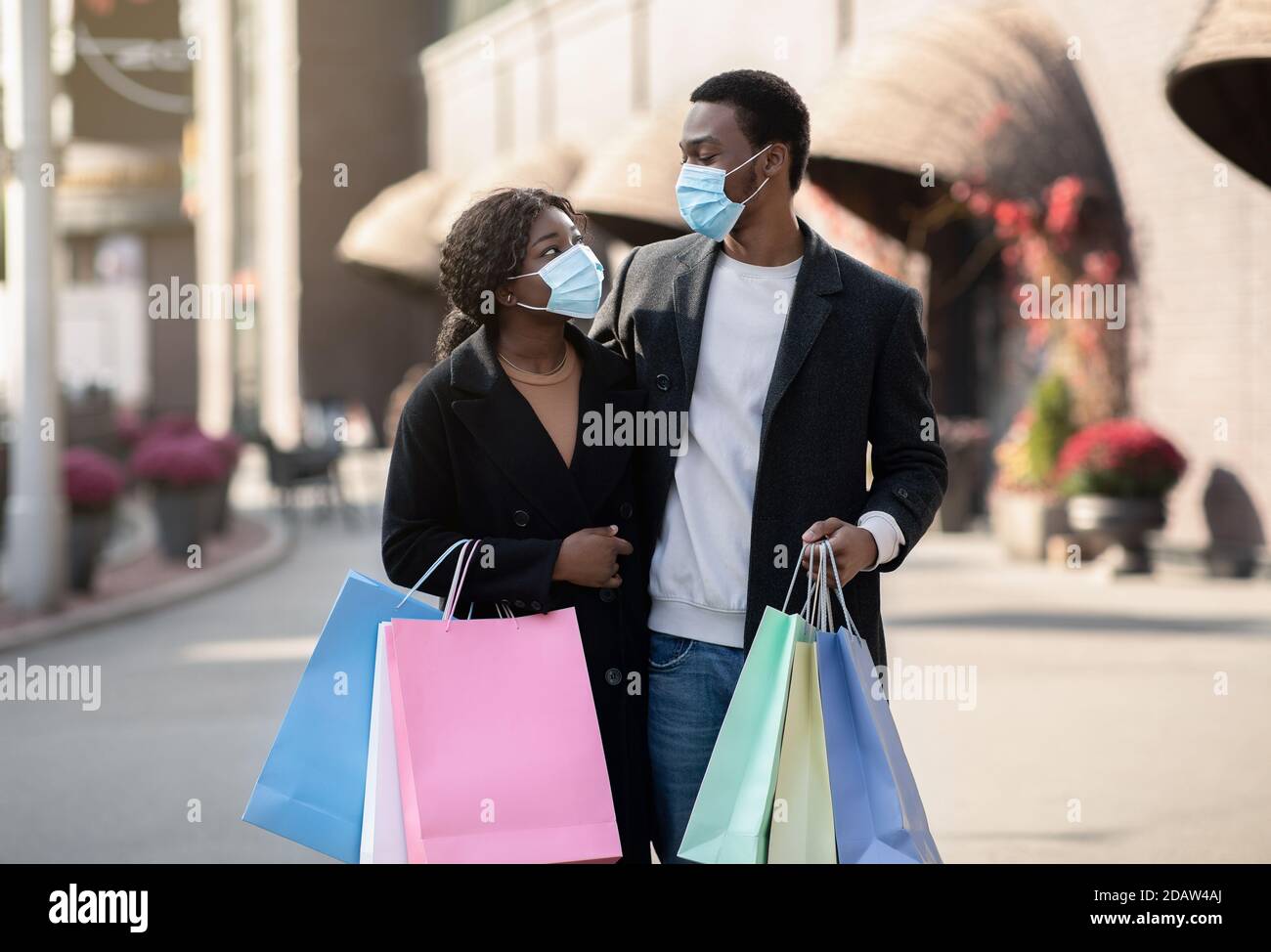Grande passeggiata per lo shopping durante le distanze sociali e covid-19 pandemic Foto Stock