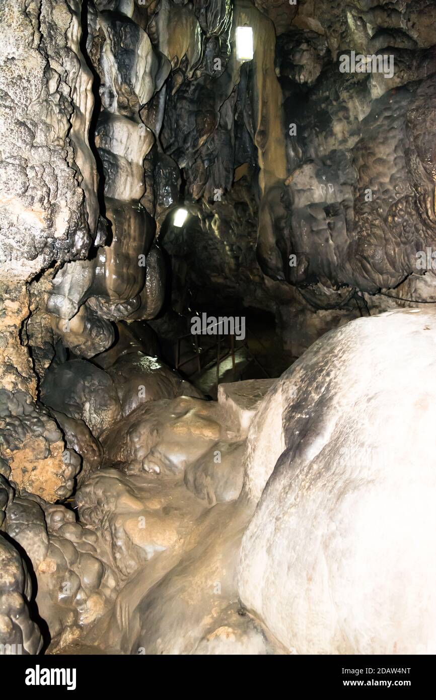 Una vista interna della popolare Grotta di Mawsmai Cherrapunjee (Sohra), Meghalaya. India Foto Stock