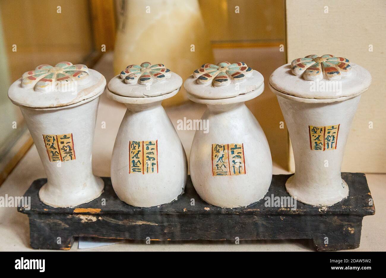 Egitto, Cairo, Museo Egizio, dalla tomba di Yuya e Thuya a Luxor : vasi Dummy in pietra calcarea, su una base di legno, appartenente a Yuya. Foto Stock