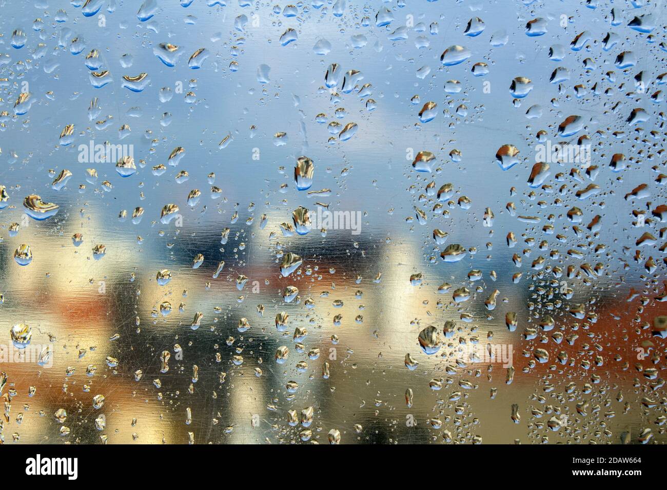 Gocce d'acqua sul bicchiere. Astratto sfondo blu testurizzato. Foto Stock