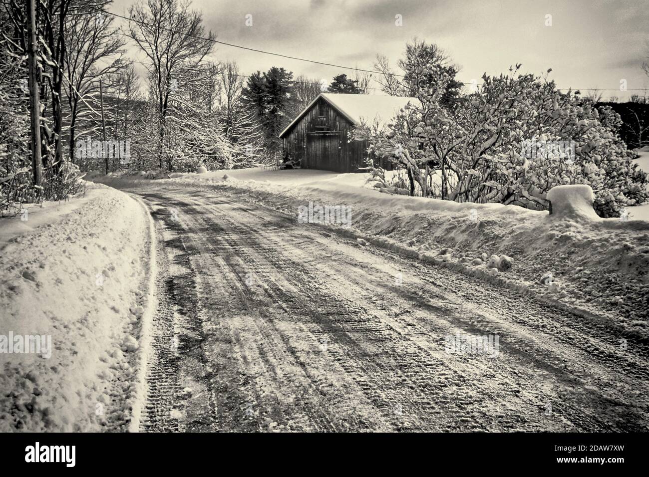 Una strada di campagna passa da un vecchio fienile a Phillipston, Massachusetts Foto Stock