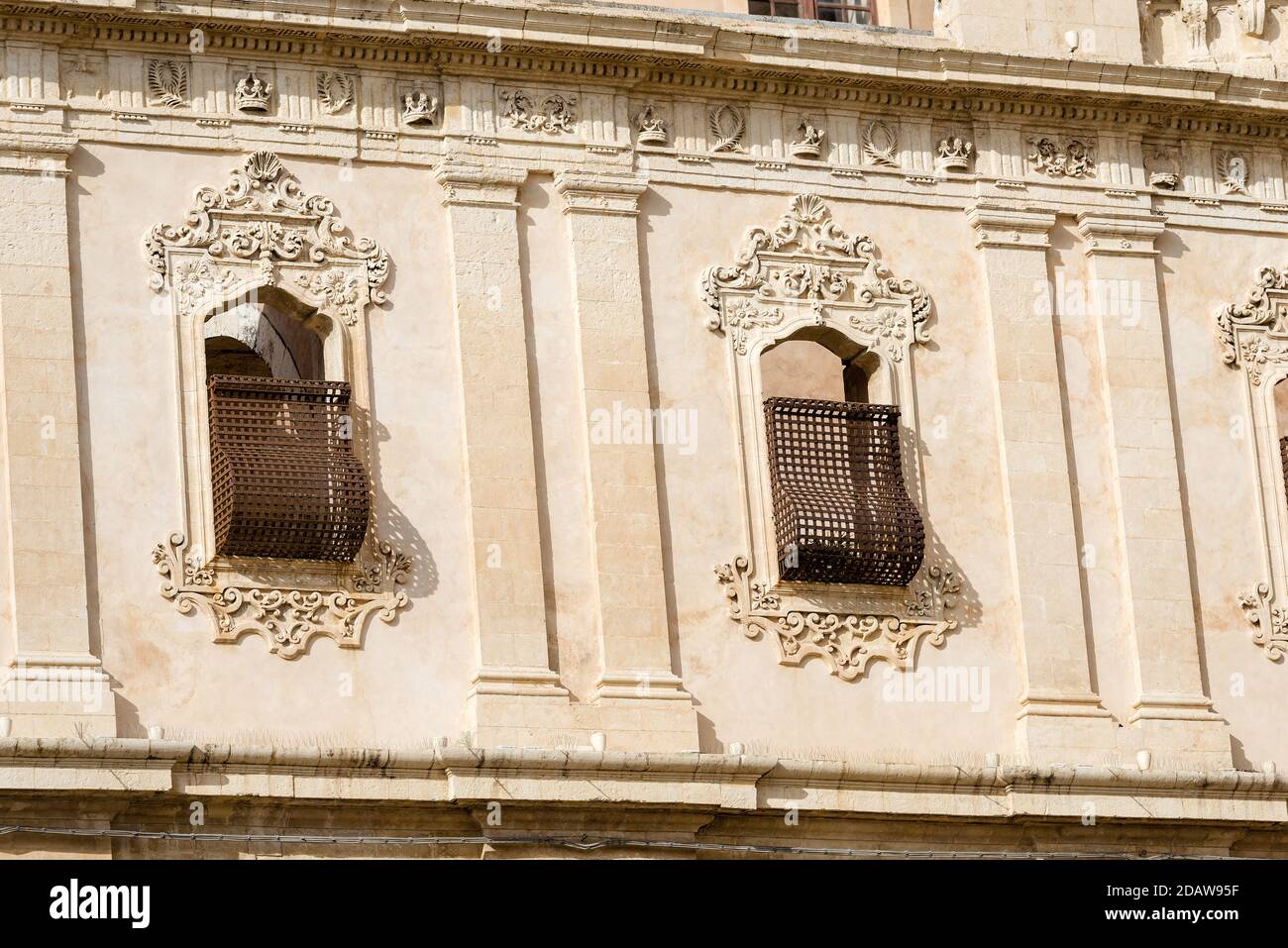 Due antiche finestre con decorazioni barocche a noto, provincia di Siracusa, isola di Sicilia, Italia, Europa Foto Stock