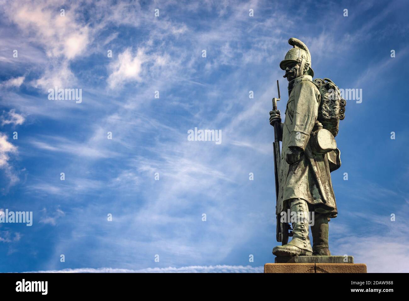 Monumento asburgico delle guerre napoleoniche con un soldato austriaco (1809) a Tarvisio, Friuli-Venezia Giulia, Italia, Europa. Foto Stock