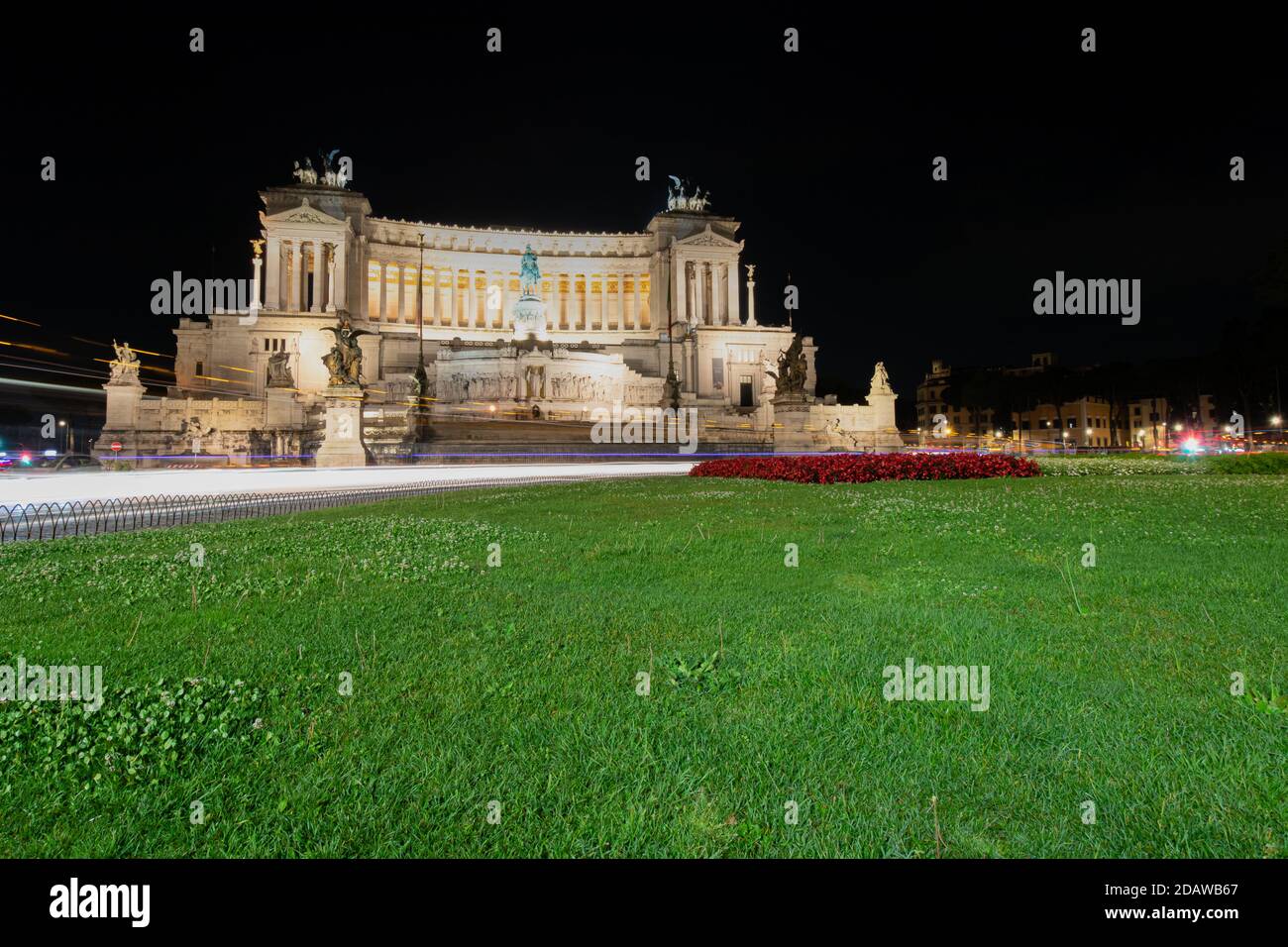 Roma - 1 maggio 2019 - Monumento a Vittorio Emanuele II e altare della Patria di notte con sentieri luminosi Foto Stock