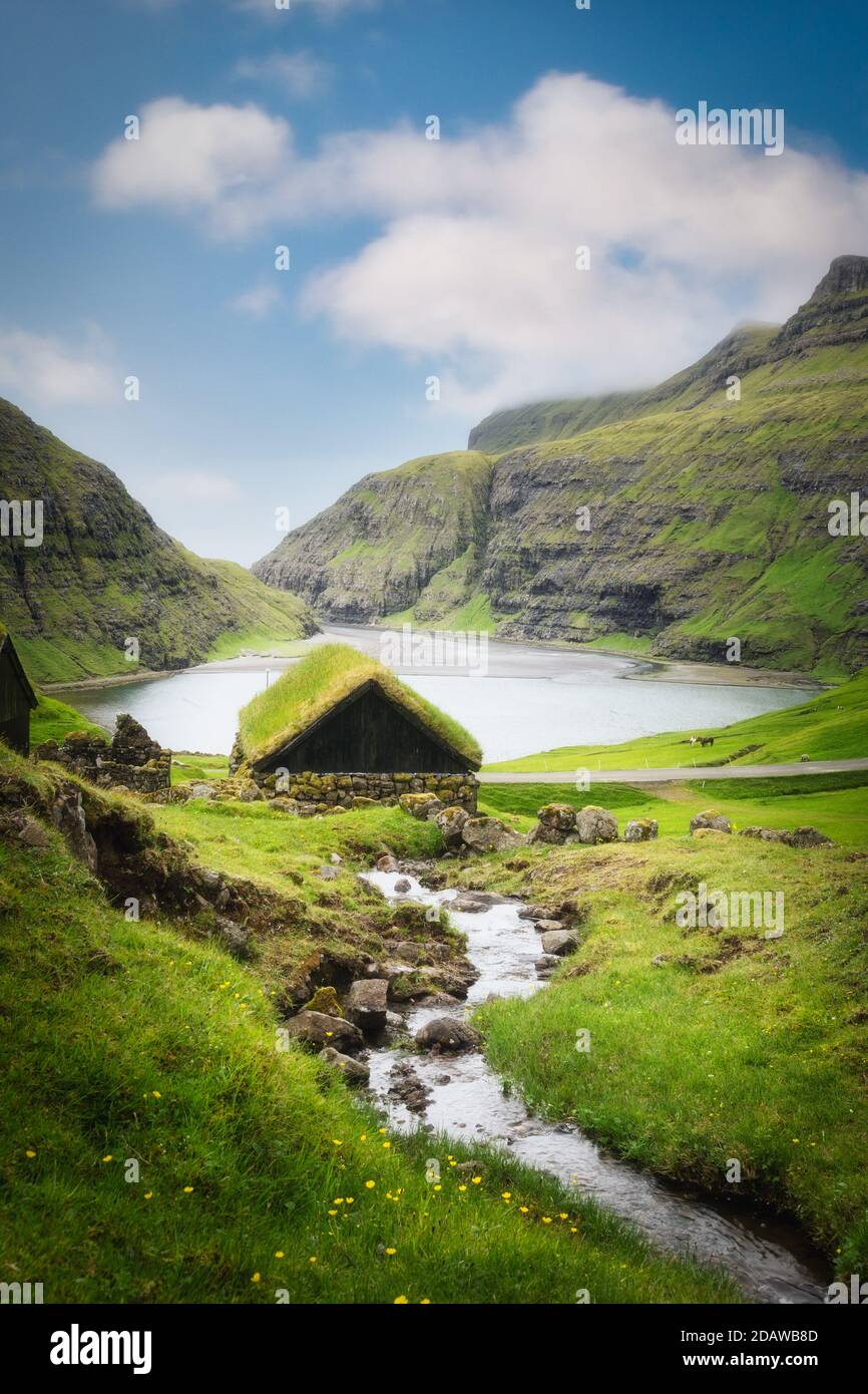 Saksun villaggio, Isole Faroe. Turf Rooftop case e paesaggio Foto Stock