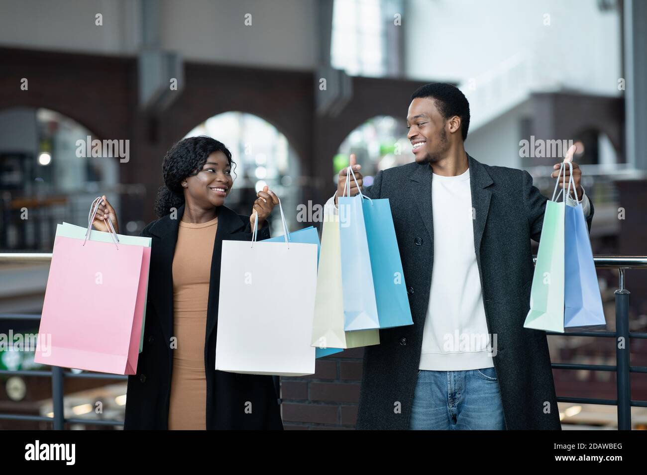 Ha acquistato un sacco di acquisti, offerte stagionali e il Black Friday presso i grandi negozi della città Foto Stock