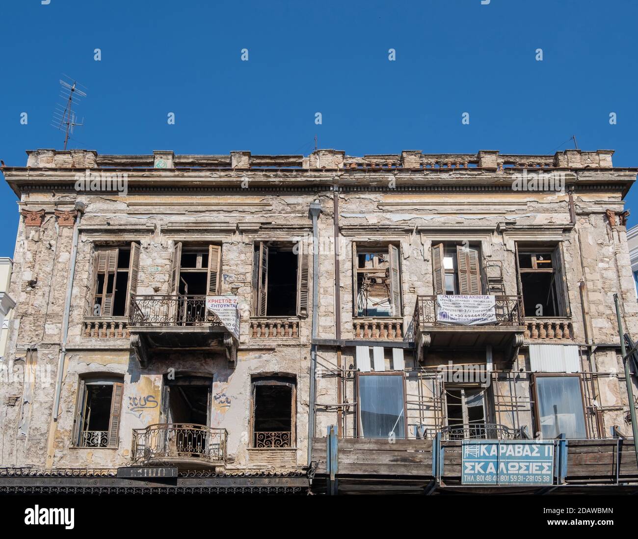 Atene, Grecia. 10 novembre 2020. Facciata in rovina di un edificio abbandonato nel centro storico della città, zona Monastiraki, Foto Stock