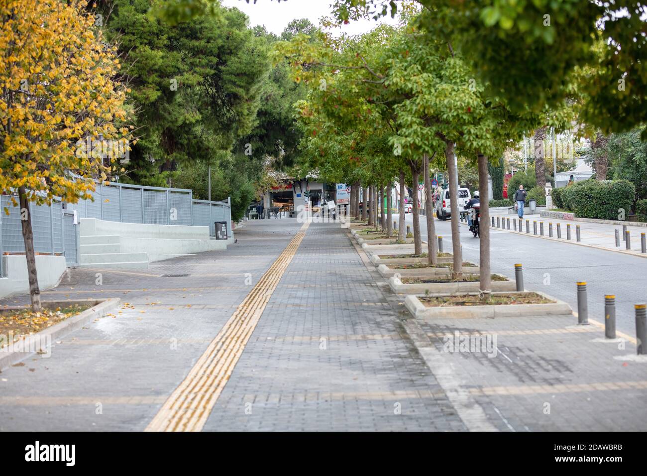 Atene, Grecia. 12 novembre 2020. COVID19 coronavirus blocco. Via vuota nel centro di Halandri, sobborgo nord di Atene. Foto Stock
