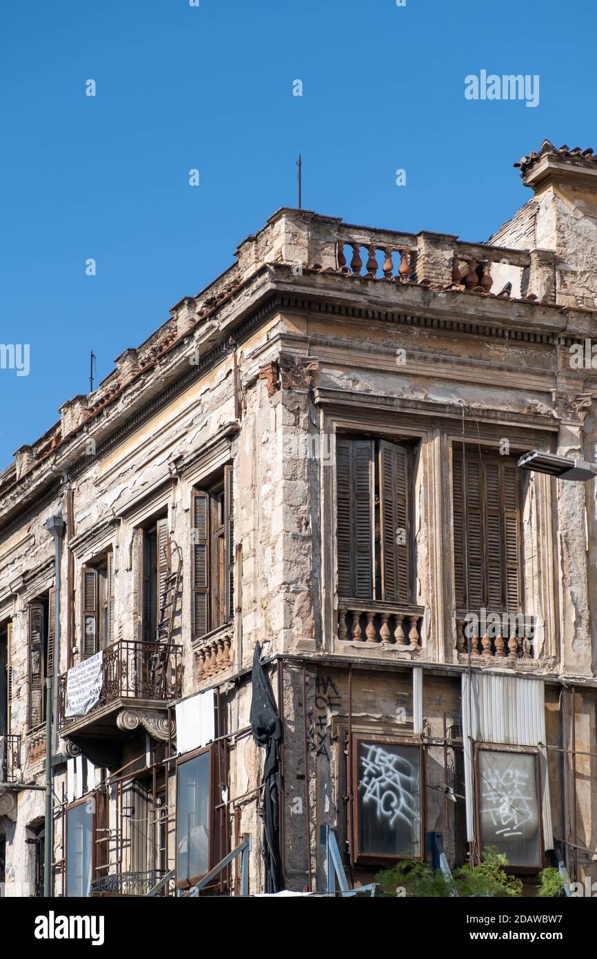 Atene, Grecia. 10 novembre 2020. Facciata in rovina di un edificio abbandonato nel centro storico della città, zona Monastiraki, Foto Stock
