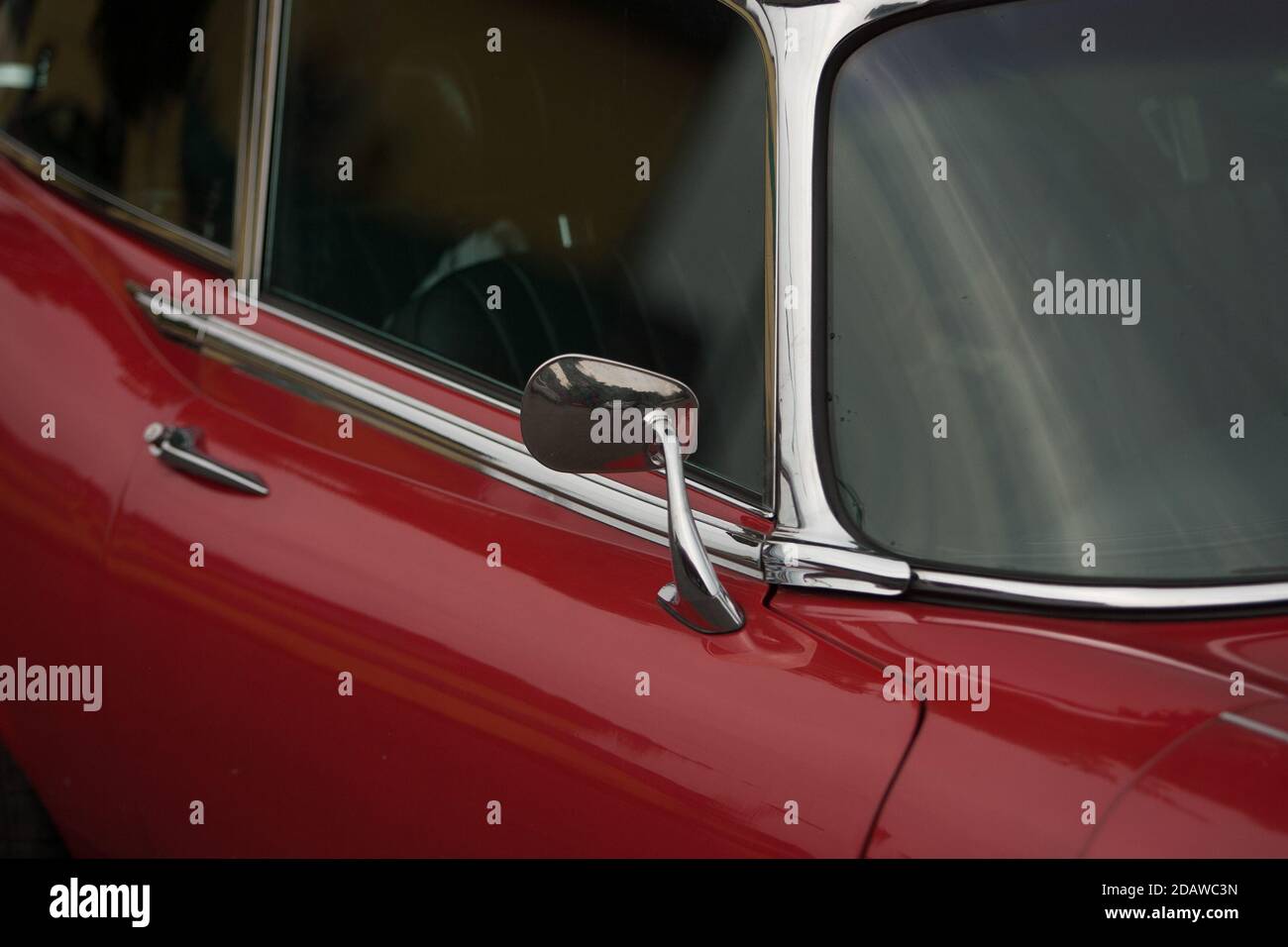 Primo piano di un'auto d'epoca rossa Foto Stock