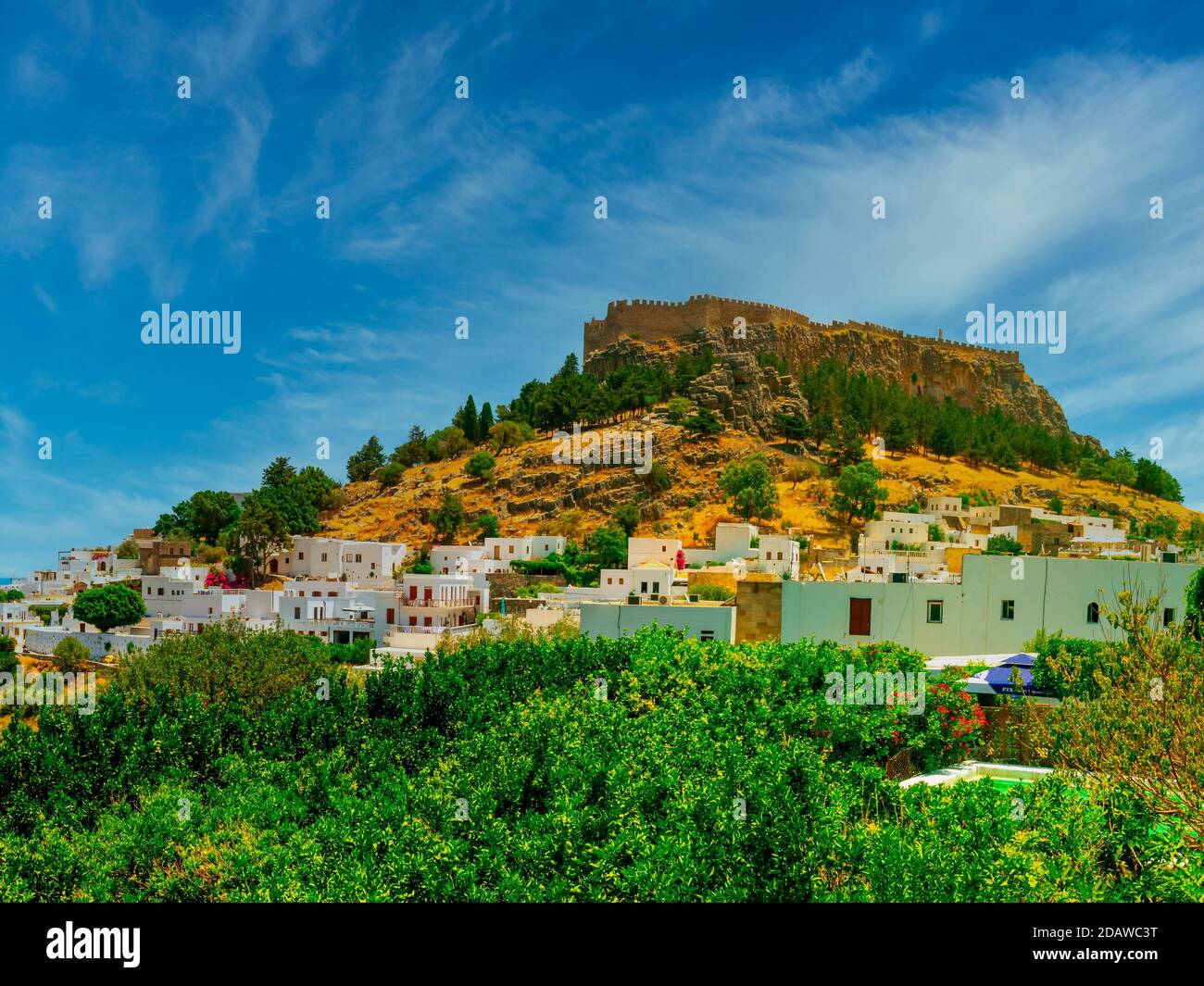 Il borgo medievale di Lindos con l'Acropoli di Lindos sull'isola greca di Rodi Foto Stock Il borgo medievale di Lindos con l'Acropoli di Lindos sull'isola greca di Rodi Foto Stock