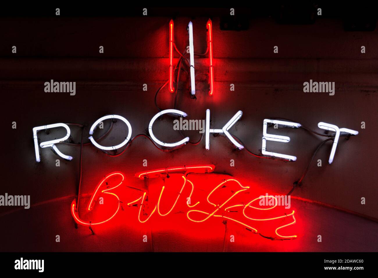 Rocket Burger, cartello rosso e bianco al neon su sfondo scuro, primo piano, dettaglio. Foto Stock