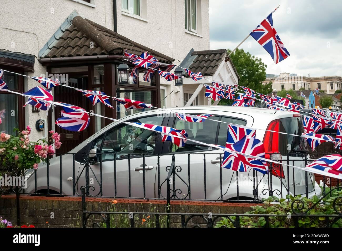 Terrazza di casa unionista decorata con bandiere Union Jack. Belfast, Irlanda del Nord, Regno Unito, Regno Unito, Europa Foto Stock