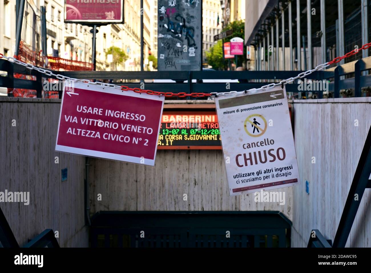Stazione della metropolitana Barberini, ingresso chiuso a causa del Covid 19, pandemia di Coronavirus. Segnale di guida che indica l'ingresso da utilizzare. Roma, Italia, UE Foto Stock