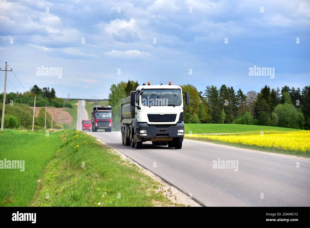 Cassone ribaltabile il dumper ha trasportato la sabbia dalla cava durante la guida in autostrada. Moderno dumper per per impieghi pesanti con scarico merci da solo tramite idraul Foto Stock