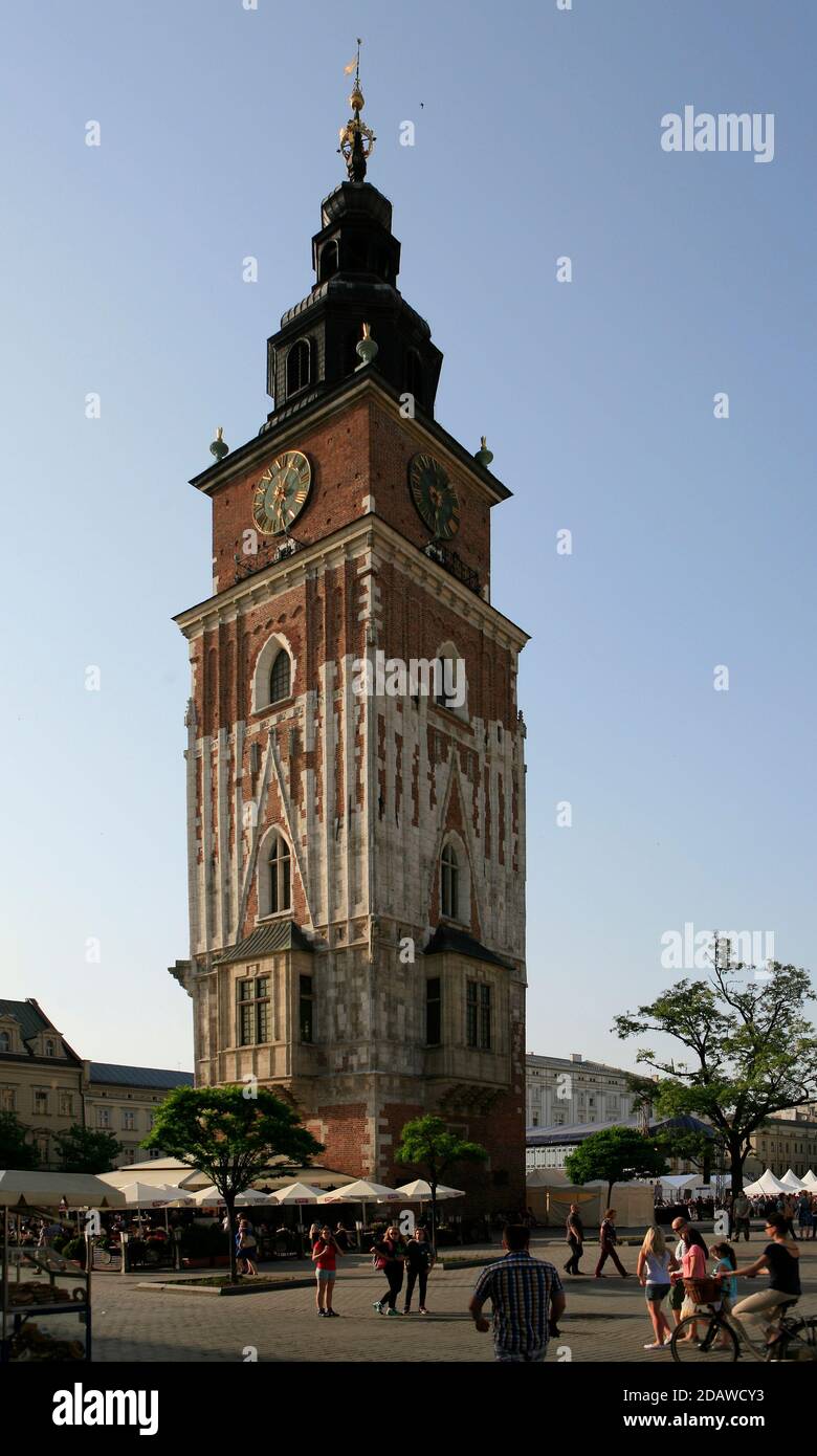 Piazza principale di Cracovia (Rynek Glowny), la Torre dell'orologio del  Municipio sulla Piazza del mercato Foto stock - Alamy