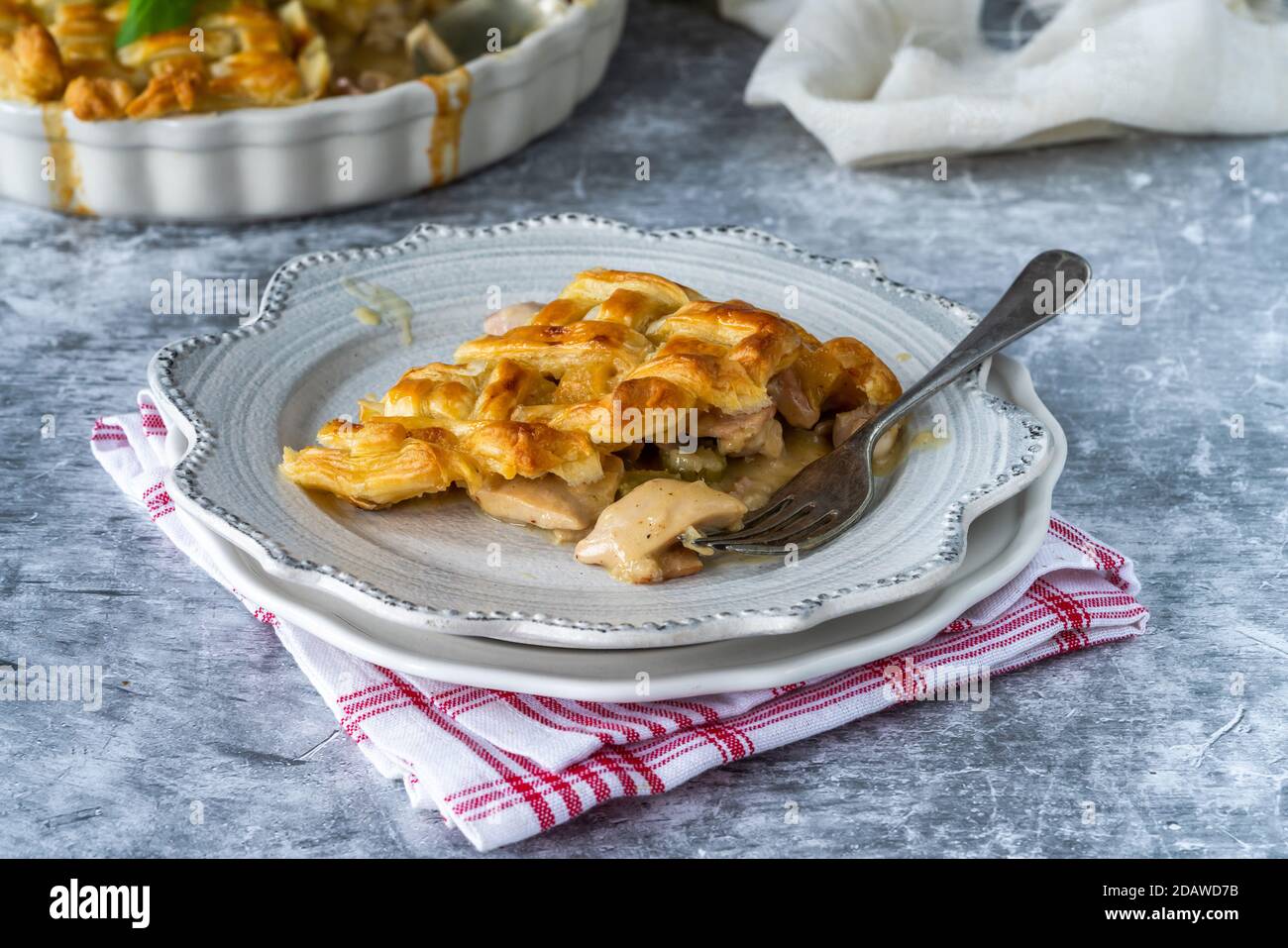 Torta di pollo e pancetta con pasta sfoglia grigliata Foto Stock