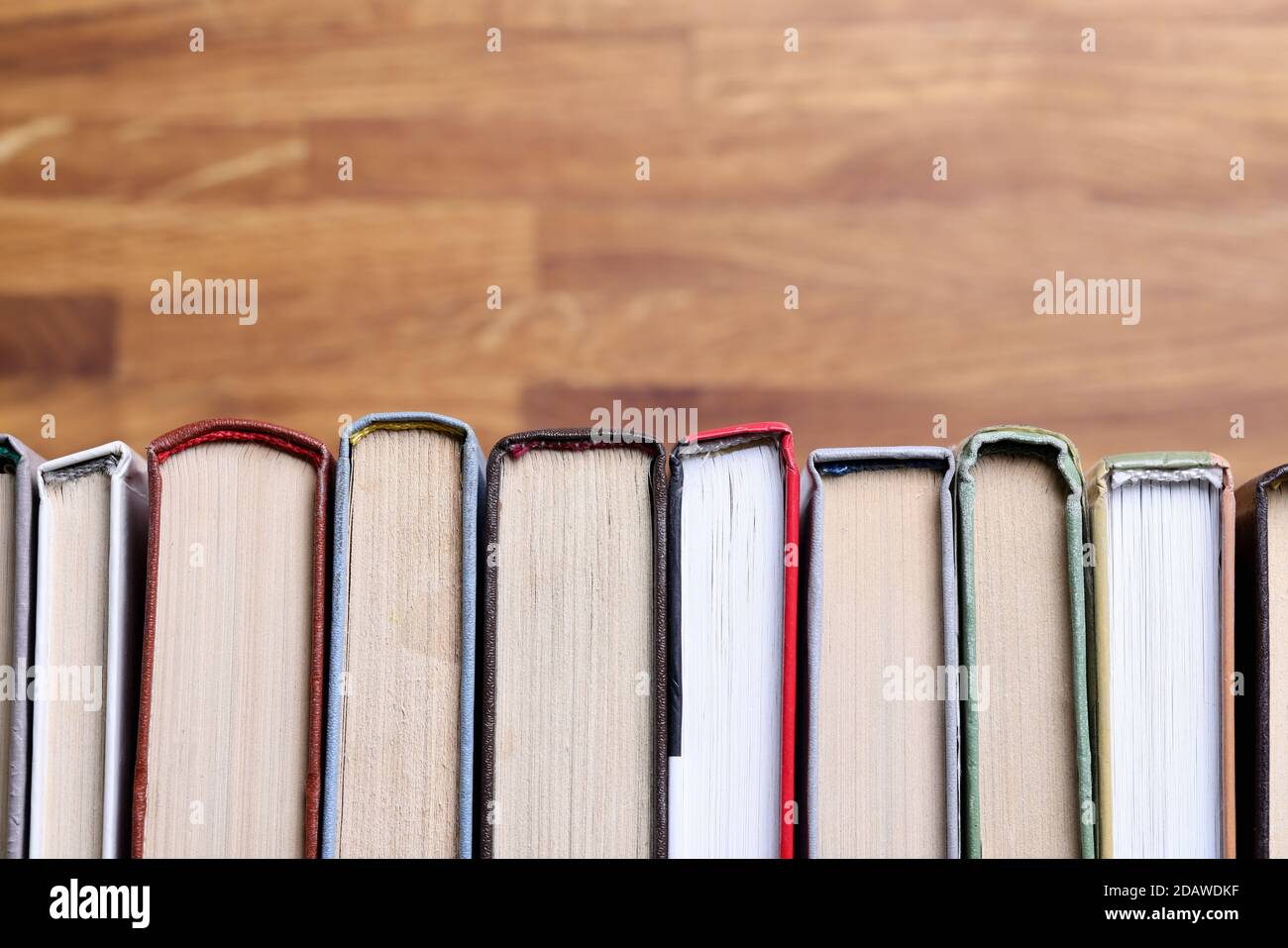 Ci sono libri in fila sulla tavola closeup Foto Stock