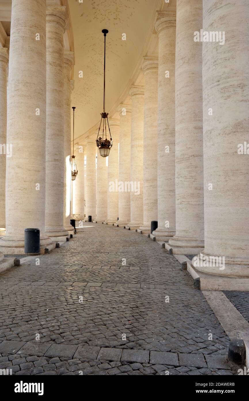 Italia, Roma, Piazza San Pietro, colonnato Bernini Foto Stock