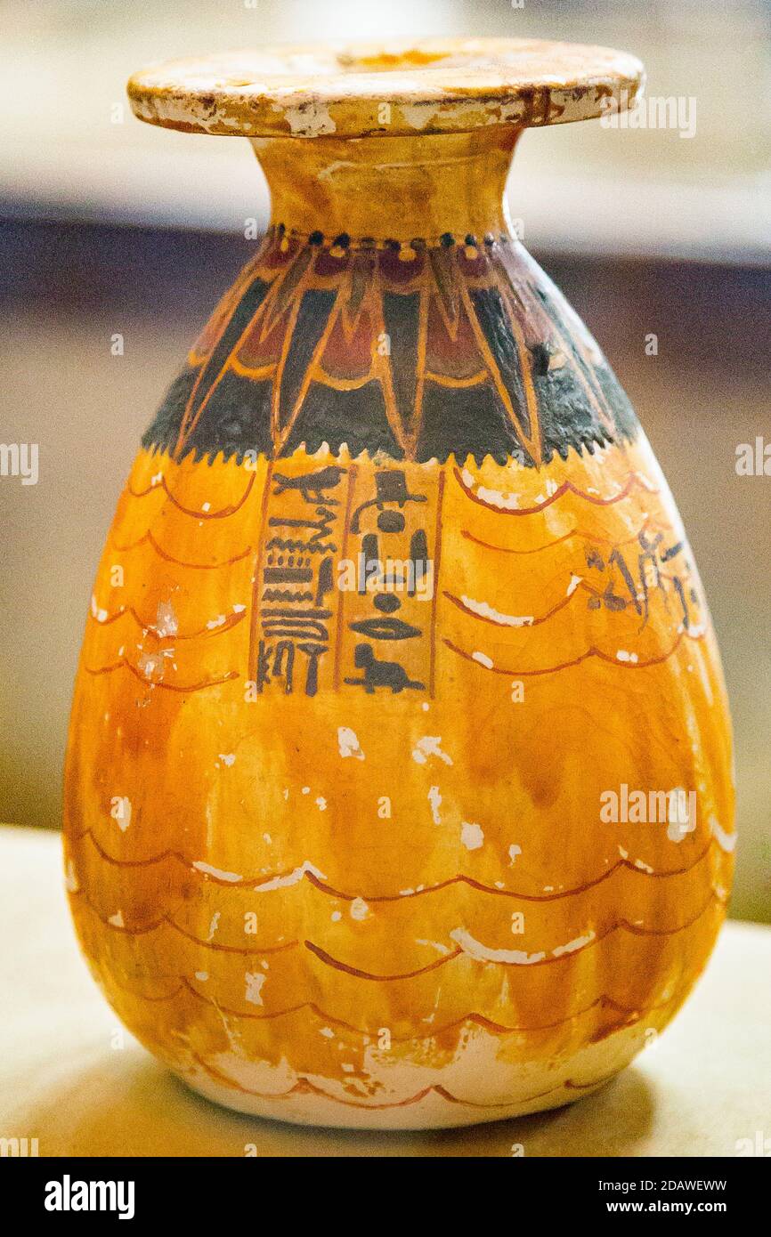 Egitto, Cairo, Museo Egizio, dalla tomba di Yuya e Thuya a Luxor : Vase , dipinto per imitare salabastro, con belle decorazioni intorno al collo. Foto Stock