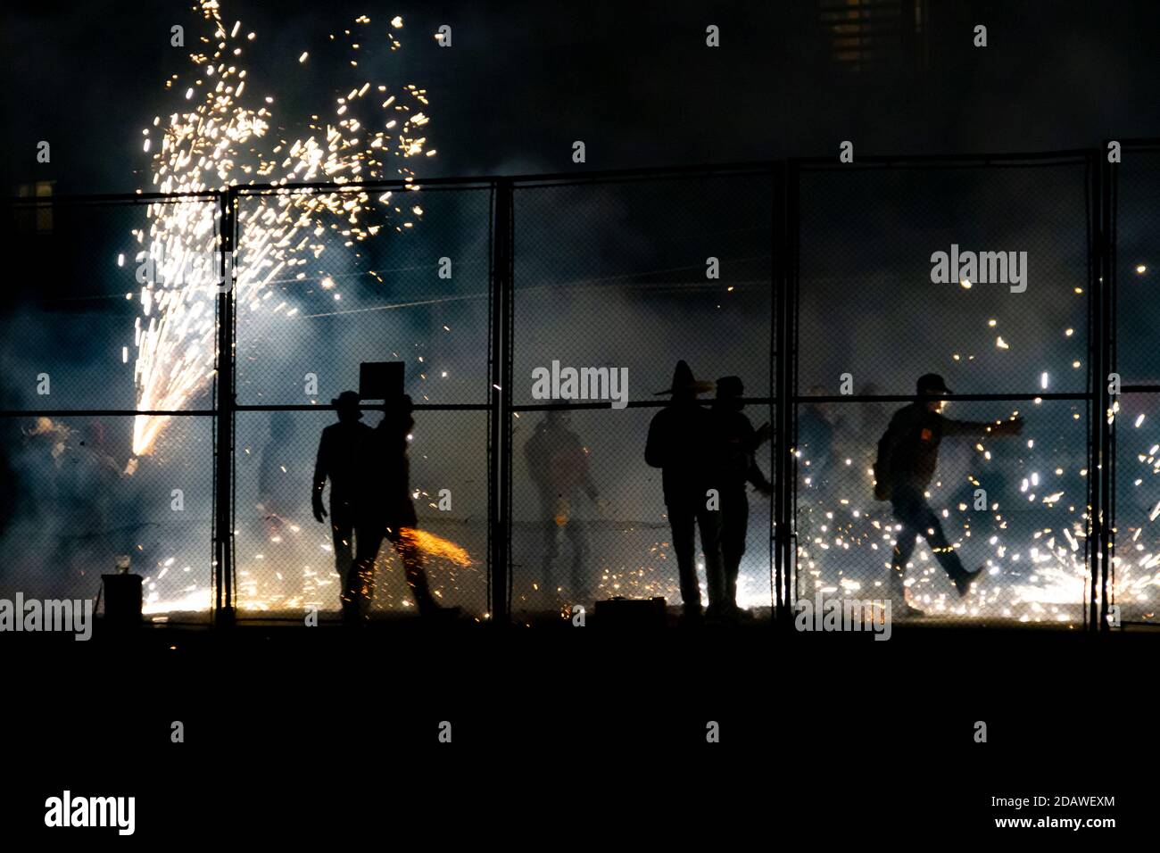Fuochi d'artificio di un festival tradizionale di Valencia chiamato 'cordá'. Uomini bloccati in una gabbia di metallo che spara i firecrackers Foto Stock