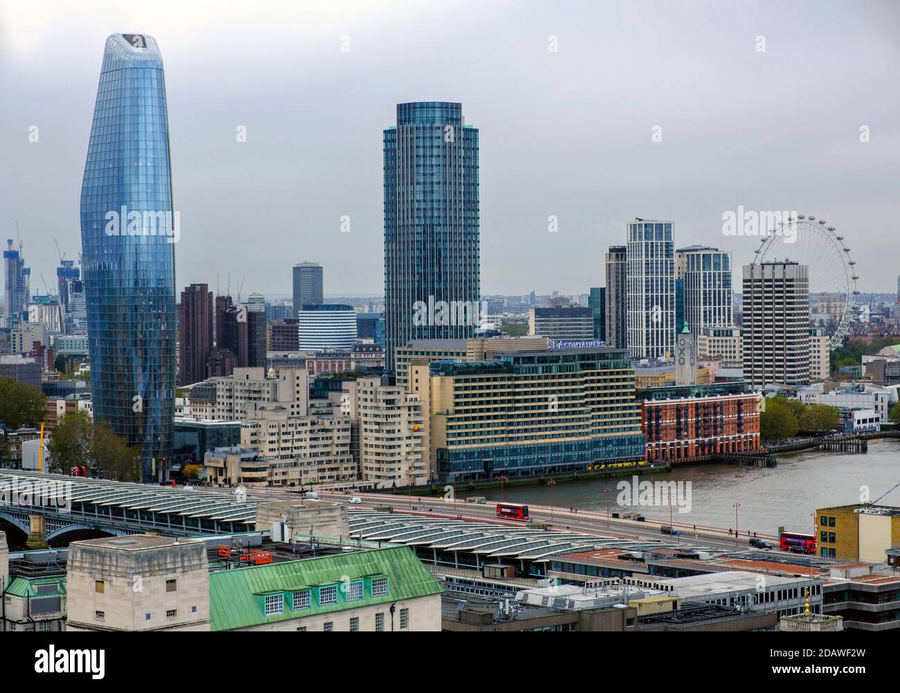 Vista aerea dello skyline di Londra dalla cattedrale di St. Paul con monumenti come il ponte Blackfriars, One Blackfriars e London Eye. Foto Stock