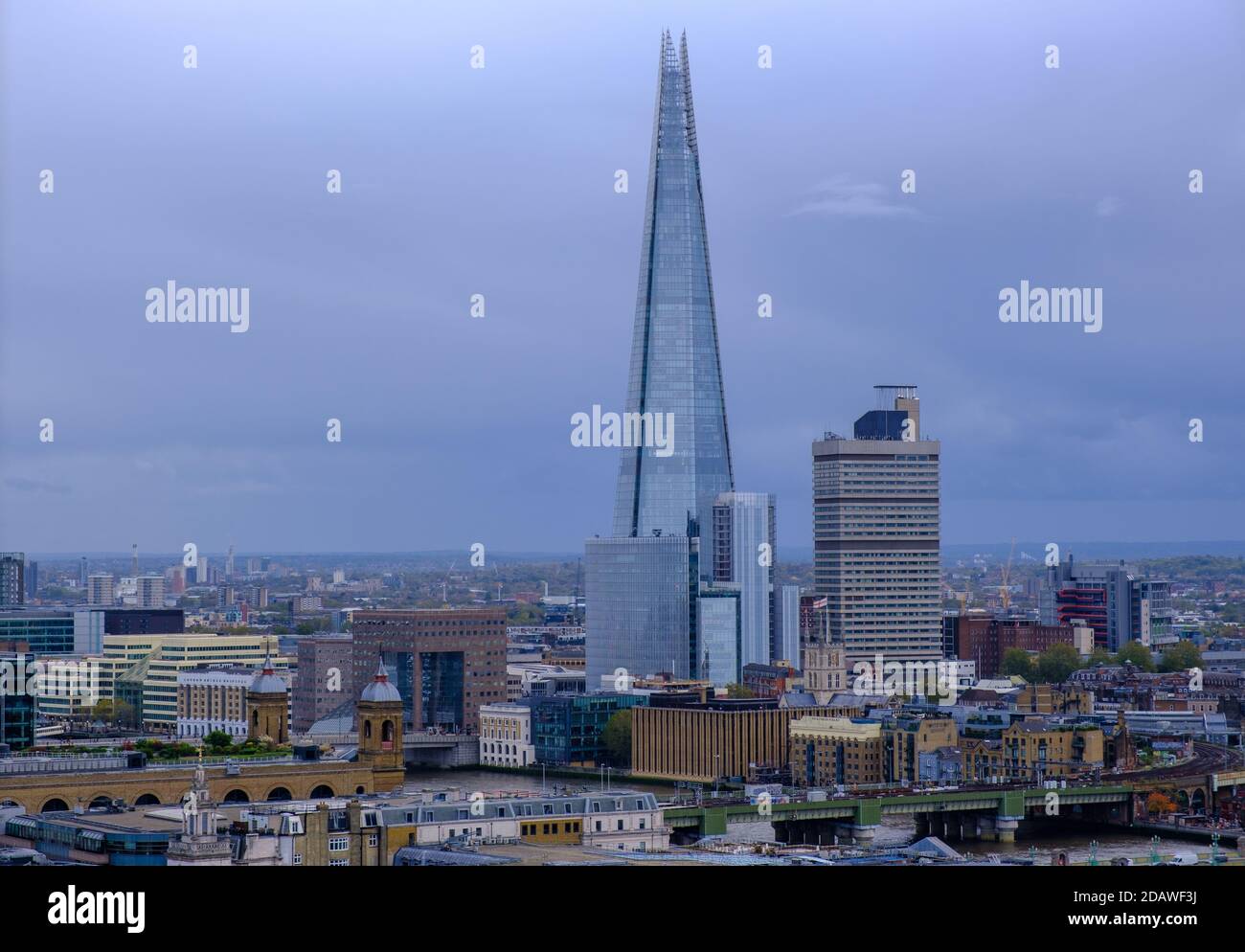 Vista aerea di Londra guardando a sud-ovest dalla galleria di pietra della cattedrale di St Paul, tra cui lo Shard. Foto Stock Vista aerea di Londra guardando a sud-ovest dalla galleria di pietra della cattedrale di St Paul, tra cui lo Shard. Foto Stock