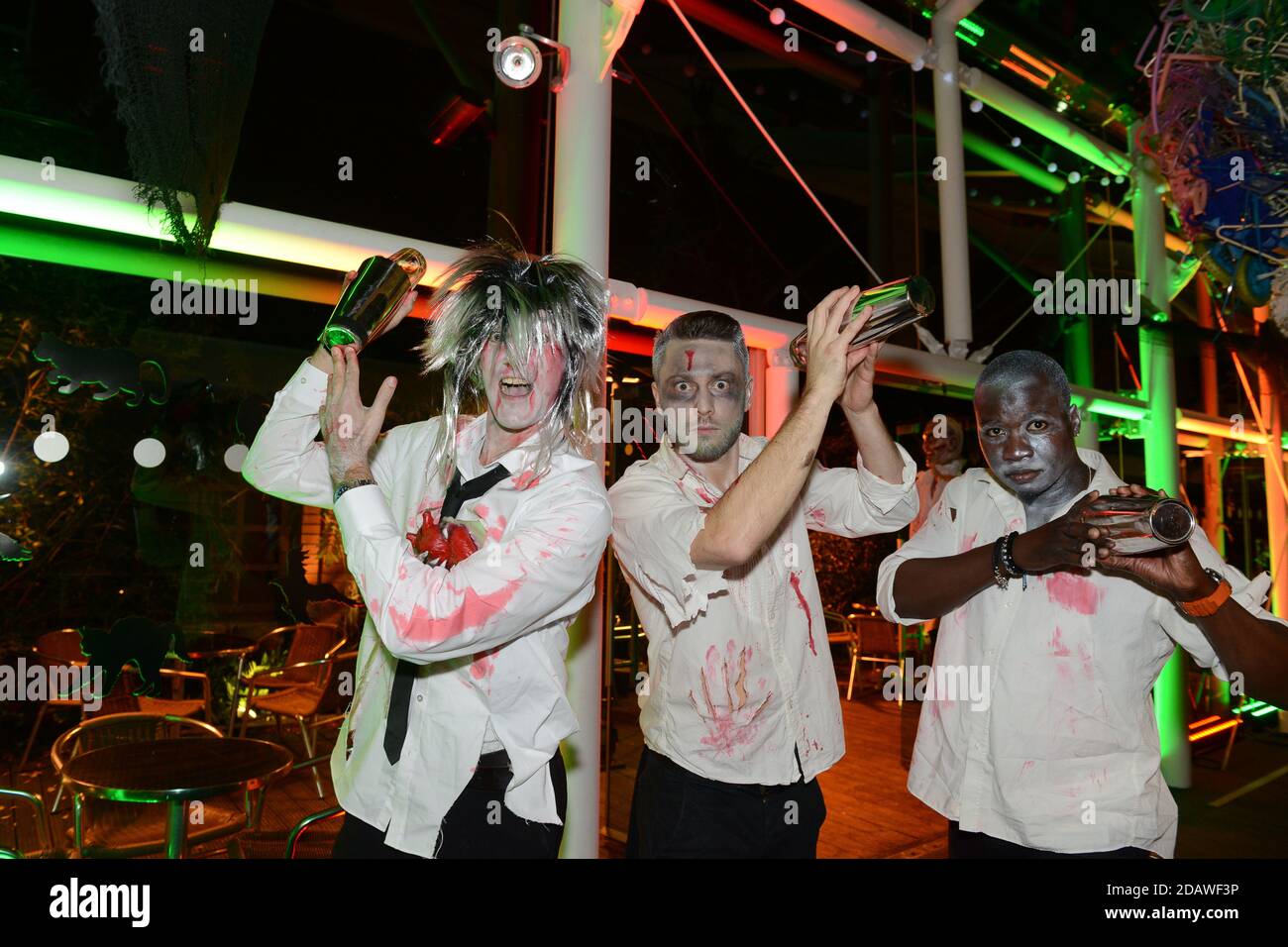 Il personale del bar serve cocktail per la festa di Halloween a Birmingham UK 2014 Foto Stock