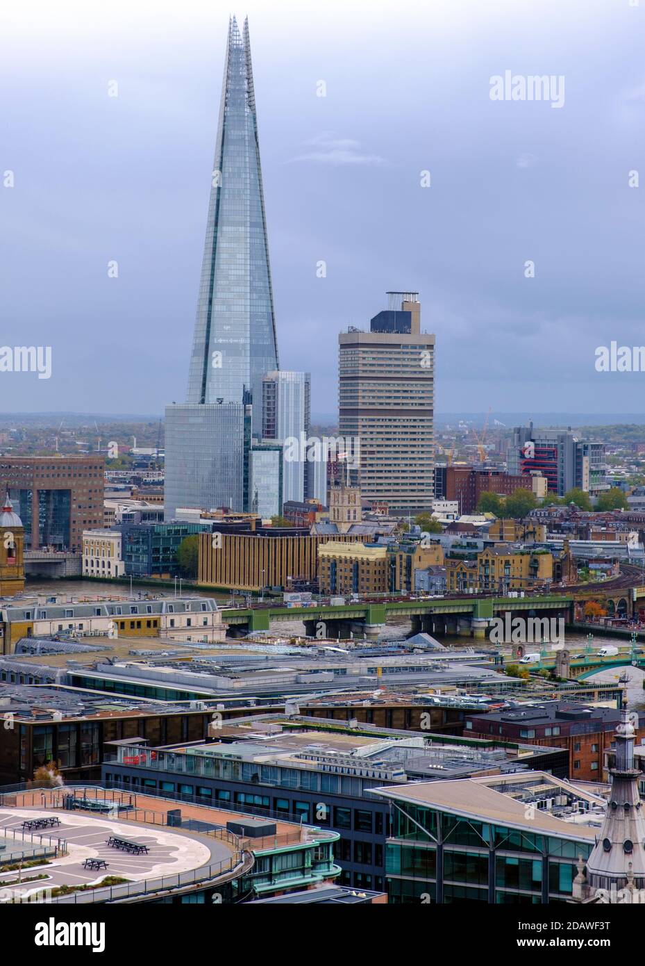 Vista aerea di Londra guardando a sud-ovest dalla galleria di pietra della cattedrale di St Paul, tra cui lo Shard. Foto Stock Vista aerea di Londra guardando a sud-ovest dalla galleria di pietra della cattedrale di St Paul, tra cui lo Shard. Foto Stock