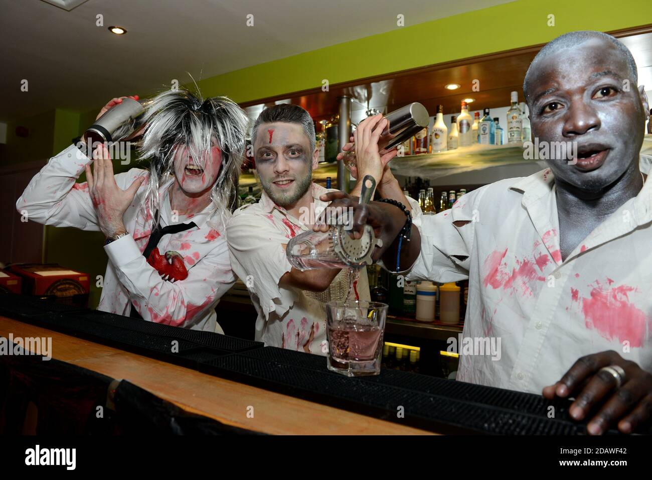 Il personale del bar serve cocktail per la festa di Halloween a Birmingham UK 2014 Foto Stock