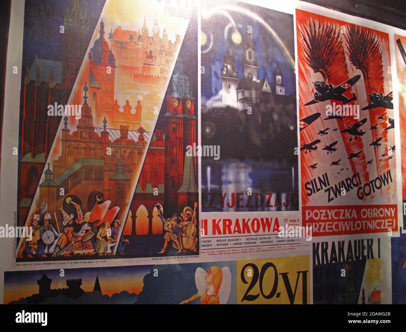 Posters presso la vecchia fabbrica di Oskar Schindler a Cracovia. Ora come museo. Una mostra dedicata a Cracovia durante l'occupazione nazista durante la seconda guerra mondiale Foto Stock