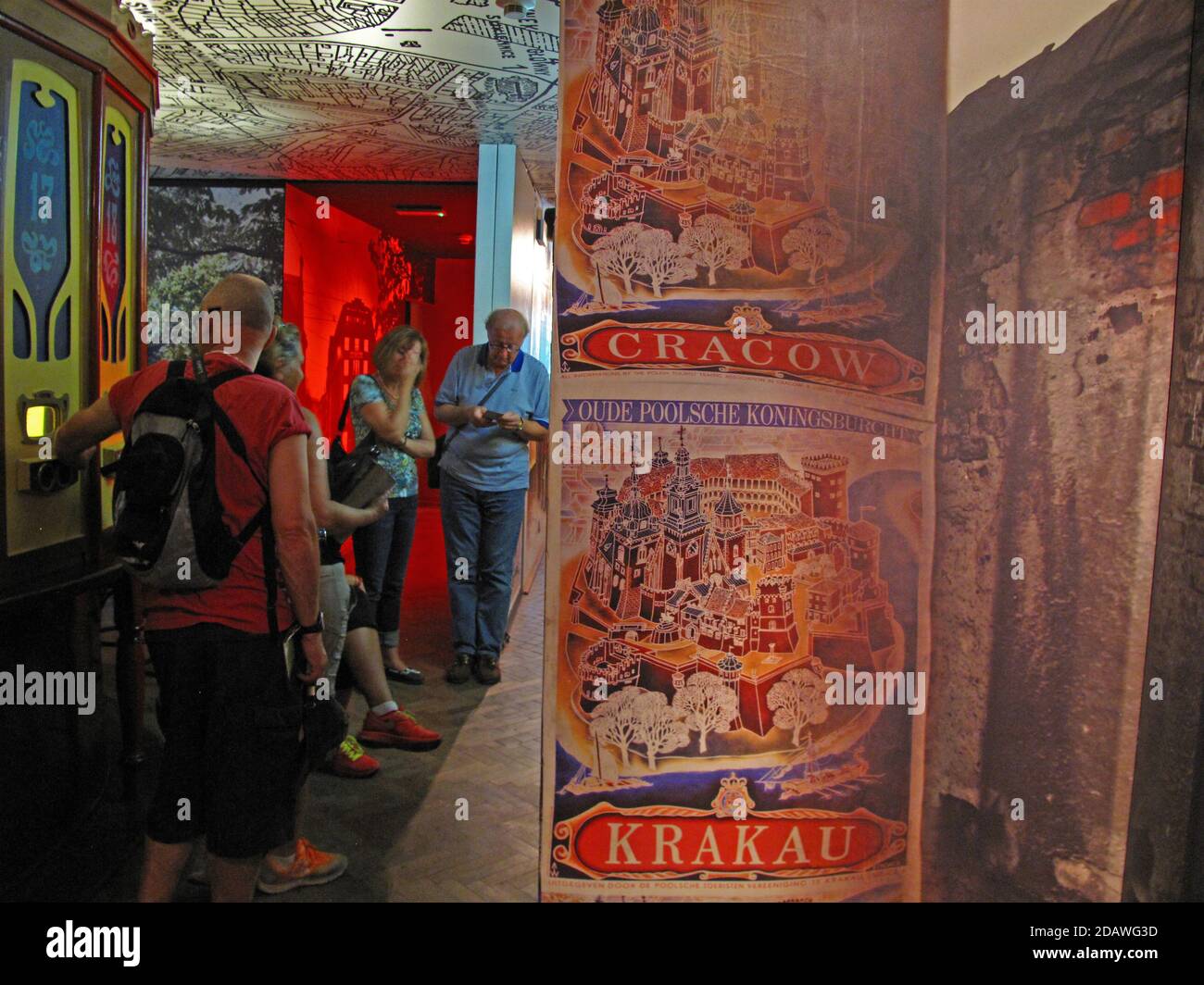 Turisti nella vecchia fabbrica di Oskar Schindler a Cracovia. Ora come museo. Mostra dedicata a Cracovia sotto occupazione nazista durante la seconda guerra mondiale. Foto Stock