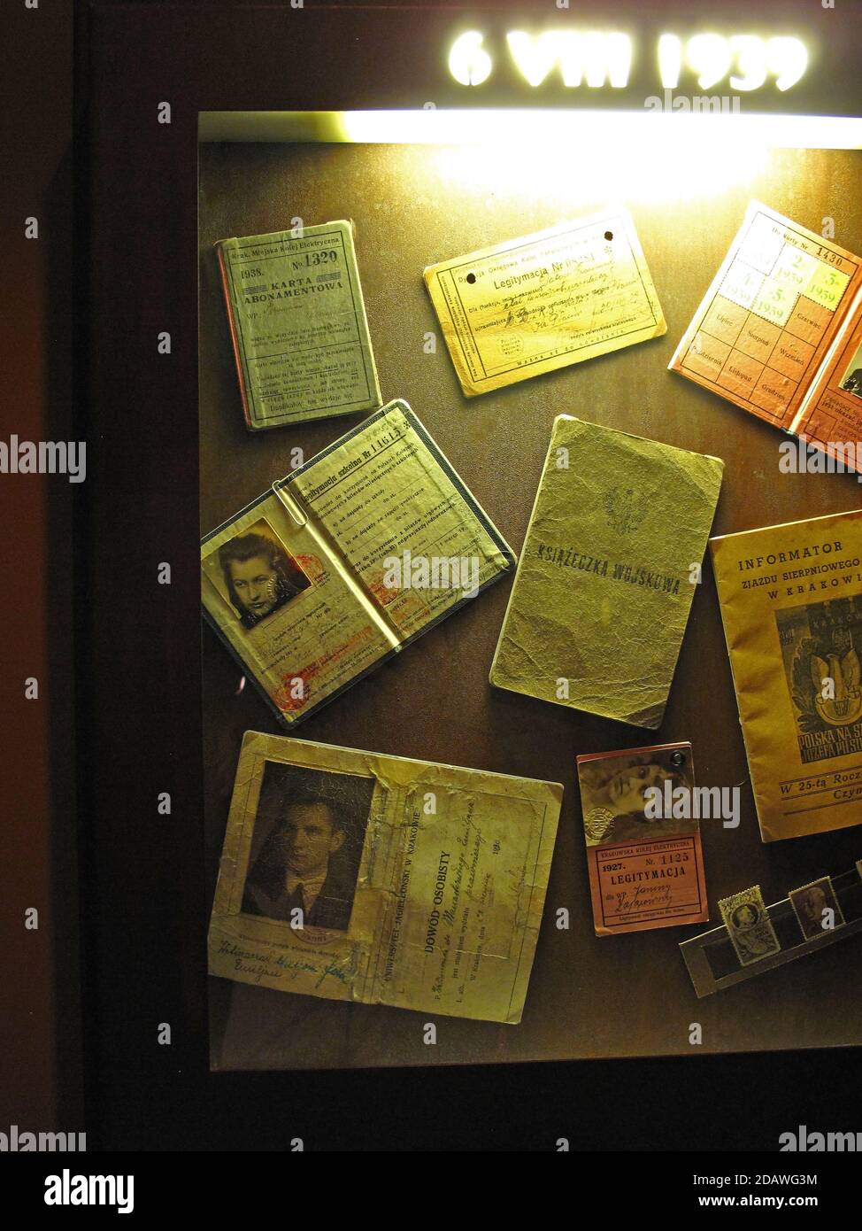 Documenti di identità nella vecchia fabbrica di Oskar Schindler a Cracovia. Ora come museo. Mostra dedicata a Cracovia sotto occupazione nazista durante la seconda guerra mondiale. Foto Stock