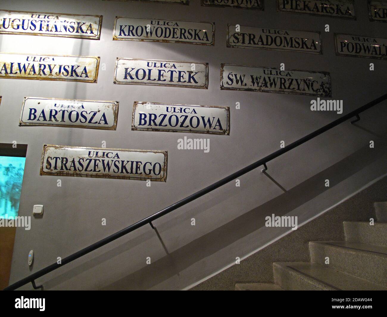 Insegne nella vecchia fabbrica di Oskar Schindler a Cracovia, ora come museo. Mostra dedicata a Cracovia sotto occupazione nazista durante la seconda guerra mondiale. Foto Stock