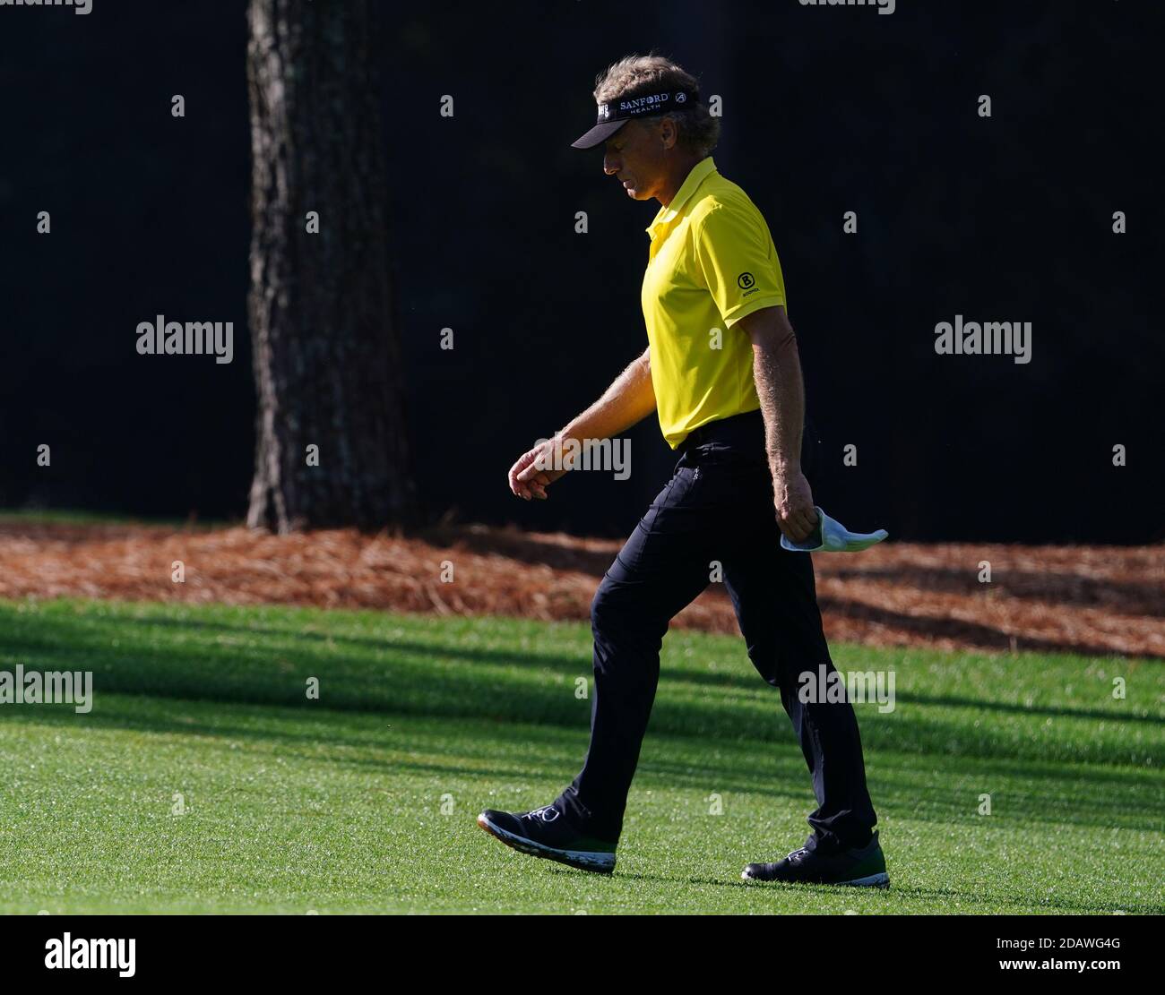 Augusta, Stati Uniti. 15 novembre 2020. Bernhard Langer della Germania compete nell'ultimo round del torneo di golf 2020 Masters all'Augusta National Golf Club di Augusta, Georgia, domenica 15 novembre 2020. Foto di Kevin Dietsch/UPI Credit: UPI/Alamy Live News Foto Stock