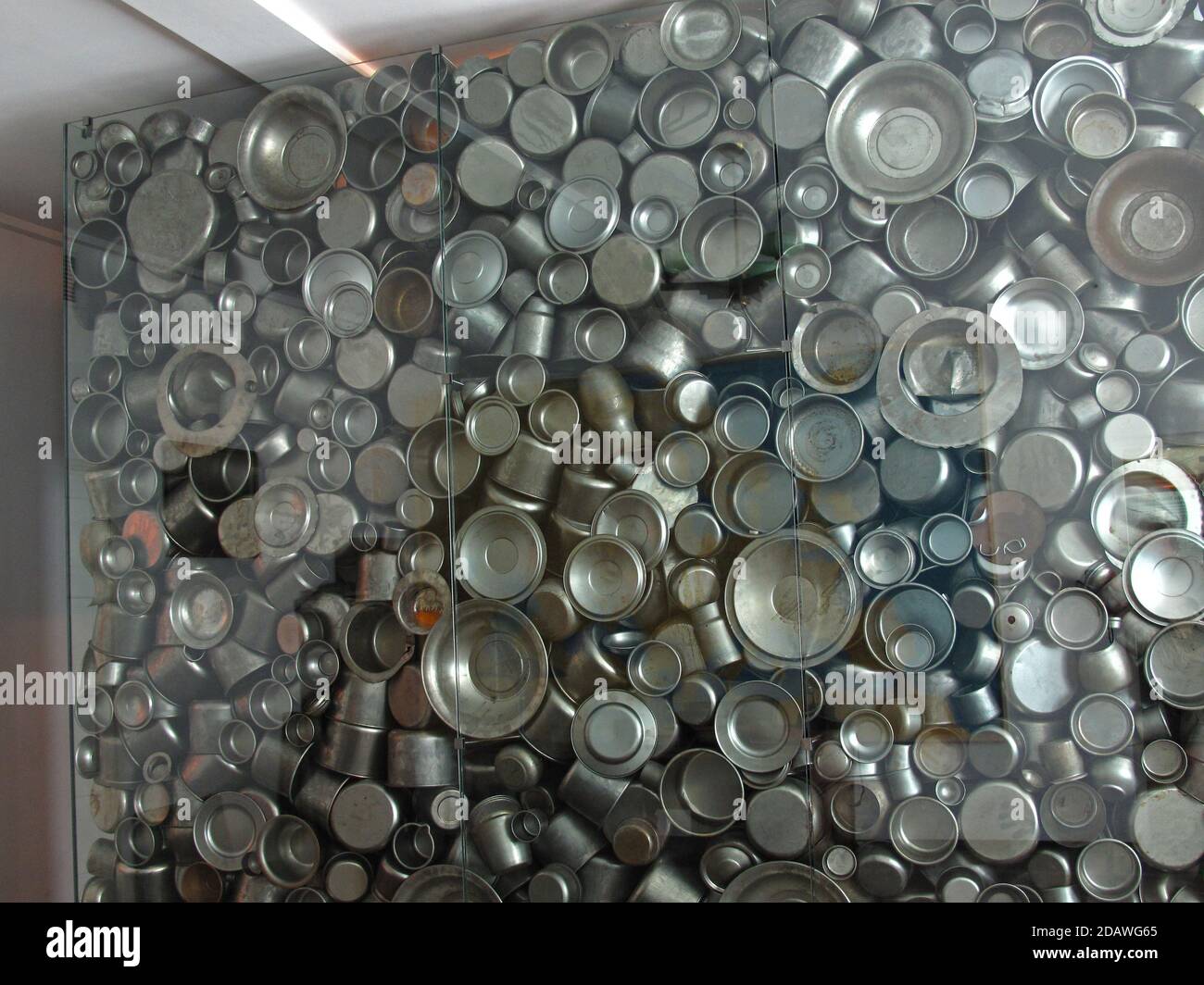 Vasi, piatti e tazze smaltati nel museo Schindler, prodotti nella fabbrica di Schindler durante la seconda guerra mondiale Foto Stock